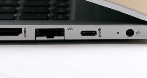 نماد D کنار پورت USB